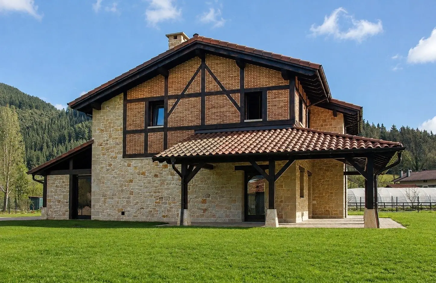 Fachada sur de la vivienda unifamiliar en Bengoetxea (Orozko) con entramado de madera y piedra