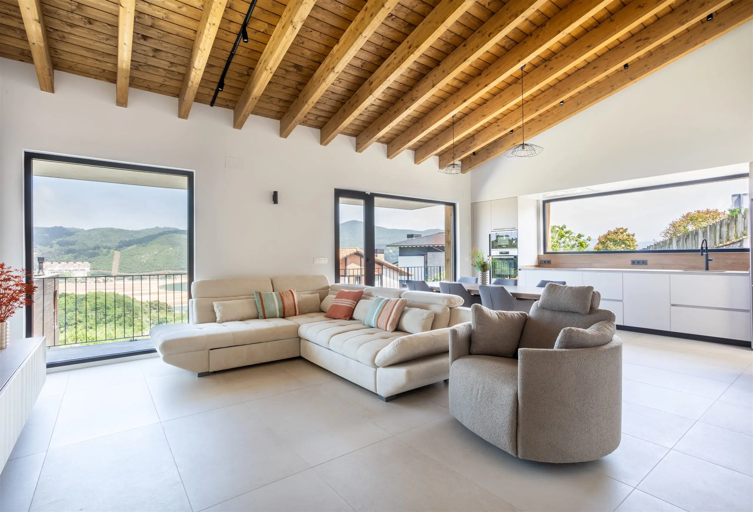 Salón con grandes ventanales orientados al paisaje en la vivienda de Sukarrieta