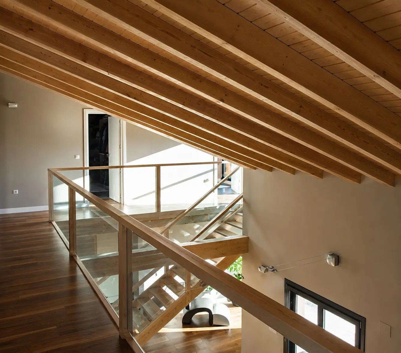 Doble altura con estructura de madera vista Doble altura con estructura de madera vista