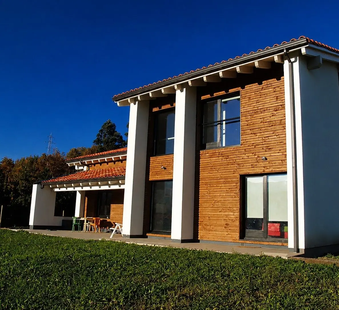 Fachada de madera y corcho proyectado de la vivienda en Ugao Fachada de madera y corcho proyectado de la vivienda en Ugao